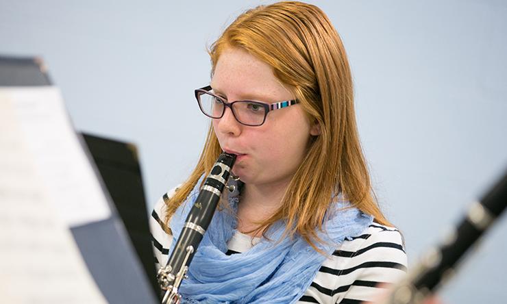 Student playing 的 单簧管